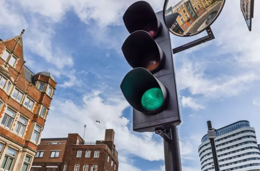 Lampu Merah itu Bahasa Inggrisnya Apa Sih? Traffic Light atau Red Lamp? - Kampung Inggris
