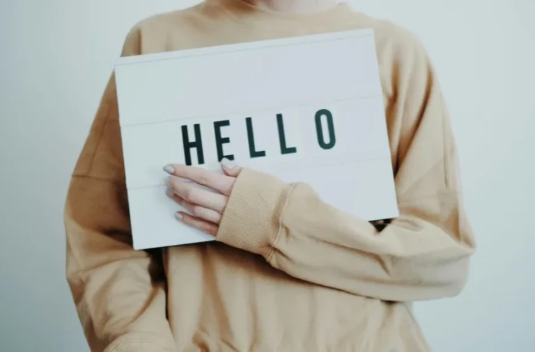 memperkenalkan diri dalam bahasa inggris